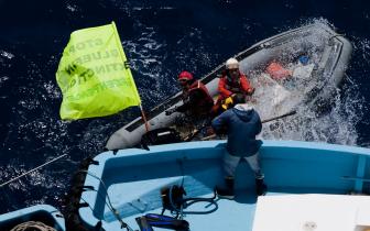 Greenpeace-Aktivisten werden bei einer Schutzaktion für den Blauflossenthun von französischen Fischern mit eisernen Haken angegriffen, Juni 2010
