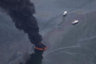 Die Ölplattform Deepwater Horizon brennt, das Wasser des Golfs ist ölverseucht