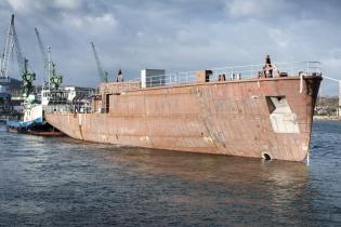 Greenpeace Flagschiffes Rainbow Warrior III wird auf der Maritim Werft in Danzig auf einem Ponton fixiert, November 2010