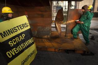 Greenpeace-Aktivisten wracken in Brüssel eine Schiffsattrappe ab, Dezember 2010