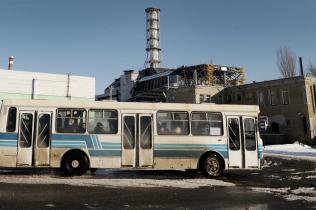 In der Sperrzone-Zone um Tschernobyl, ein Bus fährt vor dem Kraftwerk, März 2011