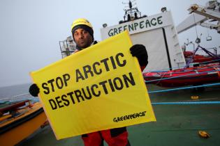 Kumi Naidoo protestiert gegen Ölbohrungen von Cairn Energy im Juni 2011