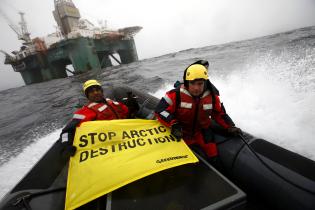 Juni 2011: Kumi Naidoo, Geschäftsführer von Greenpeace International im Schlauchboot unterwegs zur Ölplattform Leiv Eiriksson 120 km vor Grönland