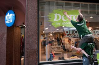 Zürich, 18. August 2011: Mit einem Detox-Riesenkleber an den Schaufenstern des Adidas- Geschäfts in Zürich fordert Greenpeace die Sportbekleidungsfirma auf, giftige Chemikalien aus ihrer Produktionskette zu entfernen und die Wasserverschmutzung In China z