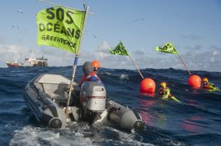 Rund 1.000 Meter unter den Aktivisten zerstört das Grundschleppnetz des Trawlers Pierre-Jacques Matigny den Meeresboden               den Meeresboden