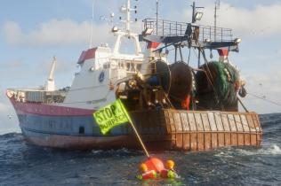 Der französische Trawler fischt in 1.000 Metern Tiefe im Nordostatlantik