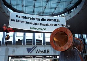 Protest vor der Westdeutschen Landesbank gegen Pipeline-Kredit, September 2002