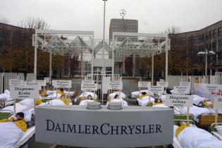 35 Greenpeace-Aktivisten, davon 26 in Krankenbetten, protestieren vor der DaimlerChrysler Hauptverwaltung, November 2002
