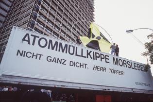 Bei einer Aktion vor dem Bundestag fordert Greenpeace die Stillegung von Morsleben, September 1993