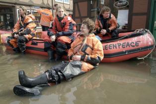 Kurze Pause nach dem Einsatz. Greenpeace-Aktivisten helfen während der Elbeflut, 2006