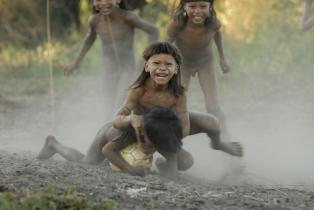 Kinder der Enawene Nawe Indianer spielen Fußball, Mai 2006