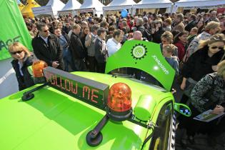Greenpeace präsentiert das Energiesparauto SmILE mit neuem Antlitz auf der Europafeier am Brandenburger Tor in Berlin, 2007