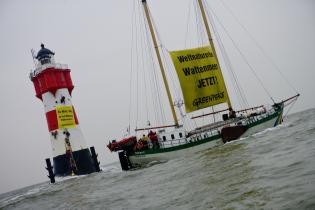 29.01.2008 Greenpeace-Aktivisten hissen ein Banner mit der Aufschrift "Tu Watt, Ole - JA zum Weltnaturerbe Wattenmeer" am Leuchtturm Roter Sand in der Außenweser. Die Aktivisten protestieren gegen die Umweltpolitik des Ersten Bürgermeisters von Hamburg