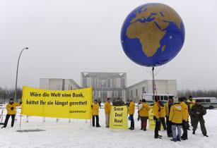 Aktivisten protestieren für mehr Klimaschutz beim Gipfeltreffen zu Finanzen im Bundeskanzleramt, Februar 2009