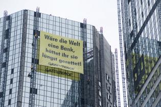 Kletterer bringen Banner an der Deutschen Bank Zentrale an, März 2009