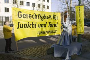 Greenpeace-Aktivisten protestieren mit einer als Göttin Justitia verkleideten Aktivistin vor der japanischen Botschaft, Juli 2008.