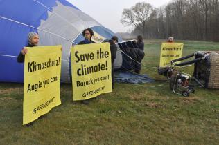 Heißluftballon mit Angela Merkel Banner fliegt über Kehl zum Nato-Gipfel, April 2009
