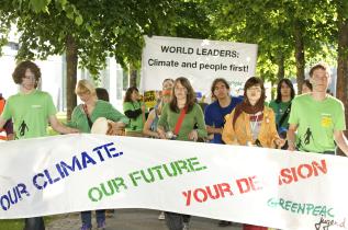 Greenpeace-Jugend verkleidet als Wüstenscheichs protestieren zum Auftakt der UN-Klimaverhandlungen, Juni 2009
