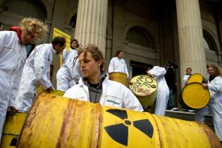 Greenpeace-Aktivsten fordern vor dem Landtag Aufklärung über die illegale Atommüllkippe Asse, Juni 2009