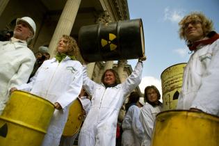 Greenpeace-Aktivsten fordern vor dem Landtag in Hannover Aufklärung über die illegale Atommüllkippe Asse, Juni 2009