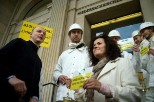 Greenpeace-Aktivsten fordern vor dem Landtag Aufklärung über die illegale Atommüllkippe Asse, Juni 2009