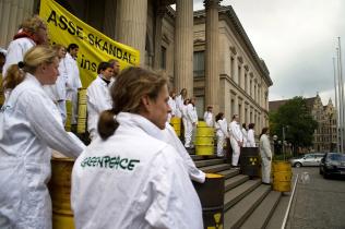 Greenpeace-Aktivsten fordern vor dem Landtag Aufklärung über die illegale Atommüllkippe Asse, Juni 2009