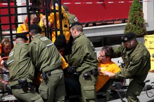 Sicherheitspersonal trägt Aktivisten vom Platz vor dem BDEW-Kongress, Juni 2009