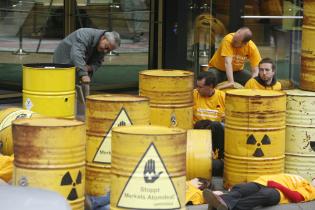 Greenpeace-Aktivisten bauen Atomfässer vor dem Berliner InterContinental auf, Juni 2009