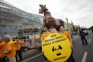 Greenpeace-Aktivisten mit trojanischem Pferd vor der CDU Parteizentrale, Juni 2009