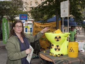 Beim GAT wirft eine Passantin ihren Aufruf verpackt in der Filmdose ins Atommüll-Klo 