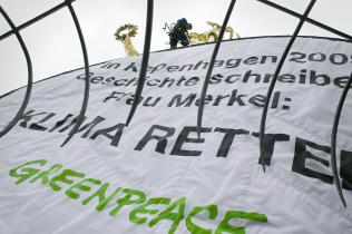 Greenpeace-Kletterer mit Sprechblase an der Siegessäule in Berlin, Oktober 2009
