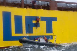 Greenpeace-Aktivist erklettert das Transportschiff Happy Ranger, November 2009