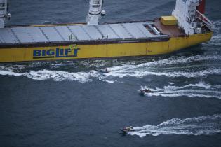 Greenpeace-Schlauchboote begeleitet das Transportschiff Happy Ranger, November 2009
