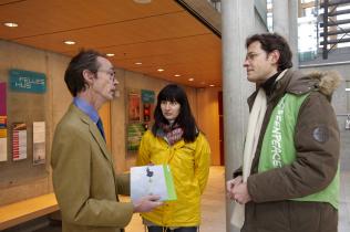 Stefan Krug übergibt Protestnote gegen Inhaftierung von Greenpeacern an den dänischen Botschafter, Dezember 2009