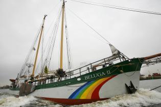Das Greenpeace-Schiff Beluga II startet zu einer mehrwöchigen Flusstour durch Russland.Vvon Hamburg geht es durch die Ostsee nach St. Petersburg und Moskau, um auf die Verschmutzung der Gewässer aufmerksam zu machen (2010)