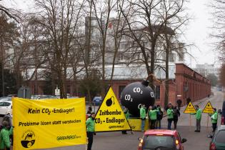 Protest mit der CO2 Bombe vor dem Landesparteitag der Linken gegen CO2 Endlagerung, März 2011