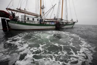 Greenpeace-Aktivisten versenken mit der Beluga Steine im Sylter Außenriff, um das Naturschutzgebiet vor Grundschleppnetzfischerei zu schützen