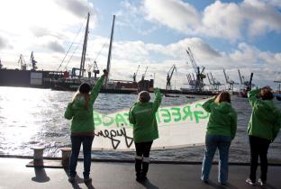Greenpeacer begrüßen die neue Rainbow Warrior in Hamburg, 2011