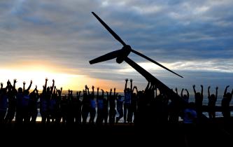 Greenpeace-Aktivisten bauen in Durban ein Windrad auf, November 2011