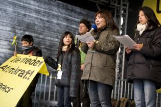  Kanako Nishikata hält eine Rede auf der zentralen Kundgebung in Dannenberg, November 2011
