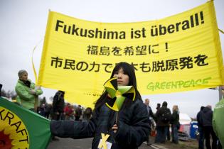 Zeugen aus Fukushima beim Castorprotest: Kanako Nishikata und ihre zwei Kinder Kaito und Fuu (im Bild), November 2011