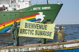 Februar 2011: Senegalesische Fischer begrüßen im Hafen von Dakar das Greenpeace-Schiff "Arctic Sunrise" 