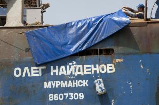 Greenpeace-Aktivisten enthüllen den Namen des Piratenfischers "Oleg Naidjenov", Februar 2012