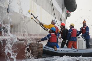 Greenpeace-Aktivisten brandmarken den Super-Trawler Margiris, der vor der mauretanischen Küste fischt 