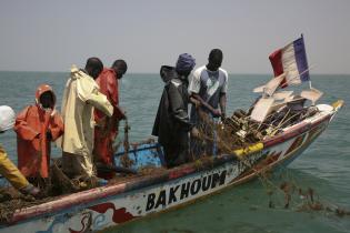 Senegalesische Fischer in ihrer Piroge, dem traditionellen Fischerboot, März 2011 