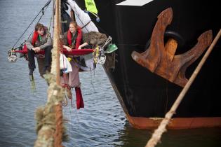 Bereit, so lange wie möglich wie bleiben: Greenpeacer an der Ankerkette der Margiris