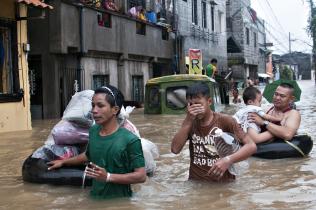 Juli 2012: Heftige Regenfälle haben Teile der philippinischen Hauptstadt Manila unter Wasser gesetzt