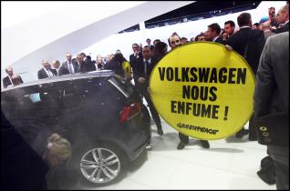 Greenpeace-Aktivisten auf dem Pariser Autosalon 2012: Der neue Golf 7 verfehlt wieder wichtige Klimaschutzziele