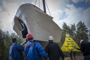 Das alte Greenpeace-Schiff Beluga wird im Wals vor dem Salzstock Gorleben als Mahnmal wieder aufgebaut