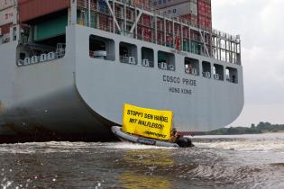 Greenpeace-Schlauchboote hinter dem Frachtschiff "Cosco Pride", juni 2013